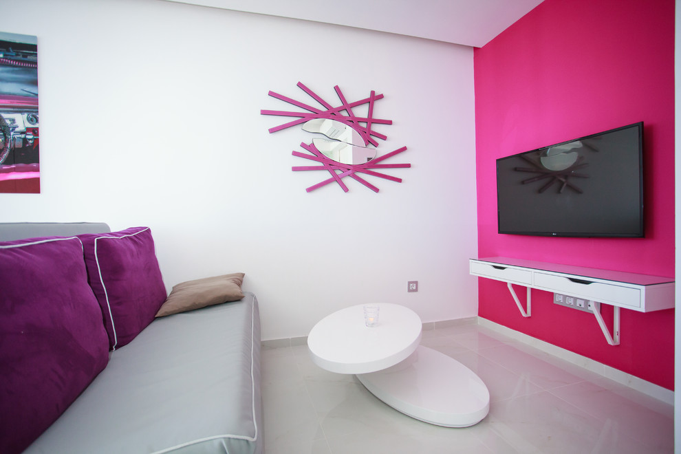 Immagine di un piccolo soggiorno minimal aperto con pareti rosa e TV a parete