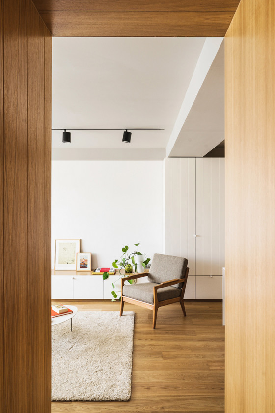 Mittelgroßes, Offenes Nordisches Wohnzimmer ohne Kamin mit weißer Wandfarbe und hellem Holzboden in Madrid