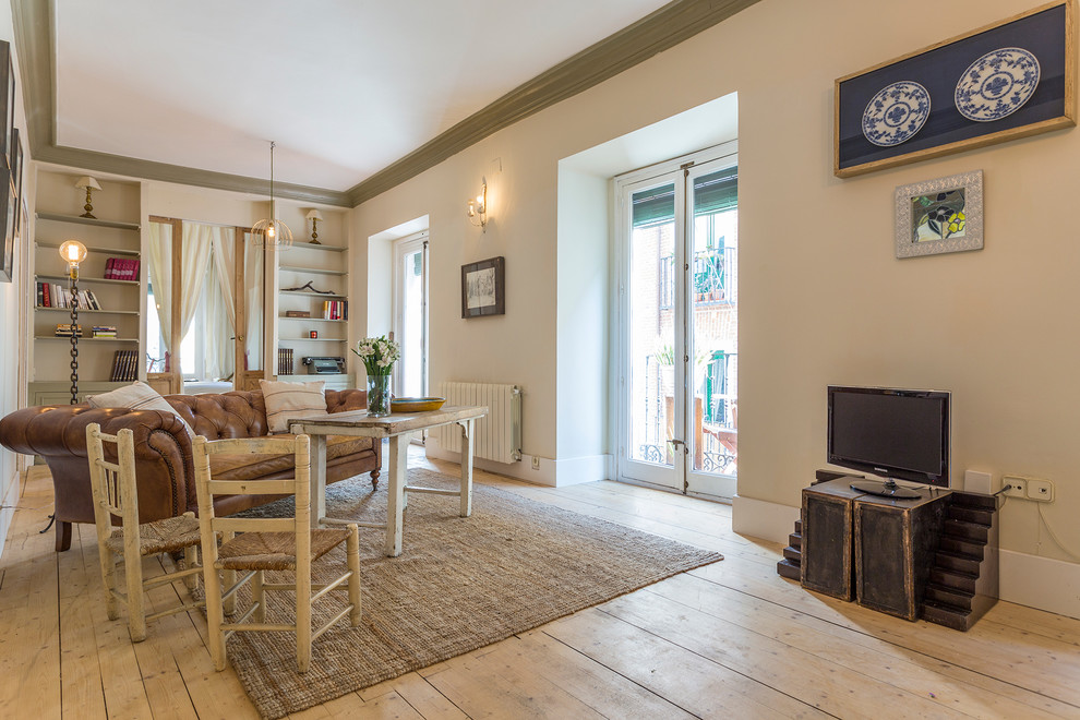 Großes, Fernseherloses, Abgetrenntes Mediterranes Wohnzimmer ohne Kamin mit beiger Wandfarbe und hellem Holzboden in Madrid