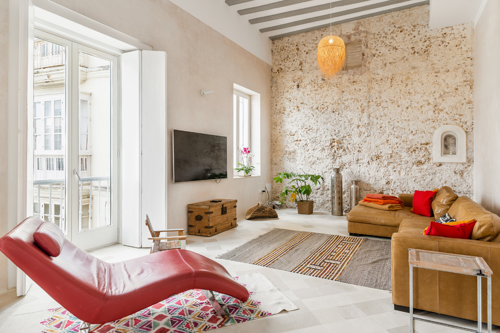 Mediterranes Wohnzimmer ohne Kamin mit beiger Wandfarbe und TV-Wand in Sonstige