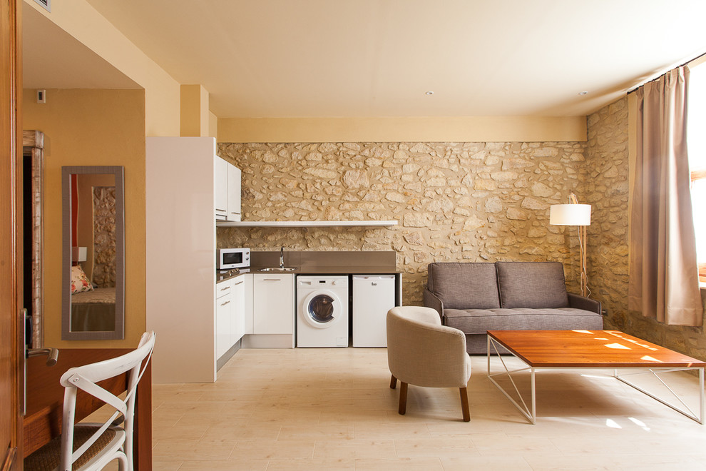 Источник вдохновения для домашнего уюта: открытая гостиная комната среднего размера в средиземноморском стиле с бежевыми стенами и светлым паркетным полом без камина, телевизора
