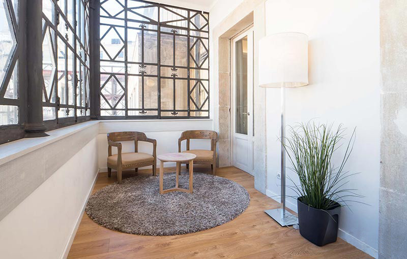 Diseño de sala de estar cerrada tradicional renovada de tamaño medio sin chimenea y televisor con paredes blancas y suelo de madera en tonos medios