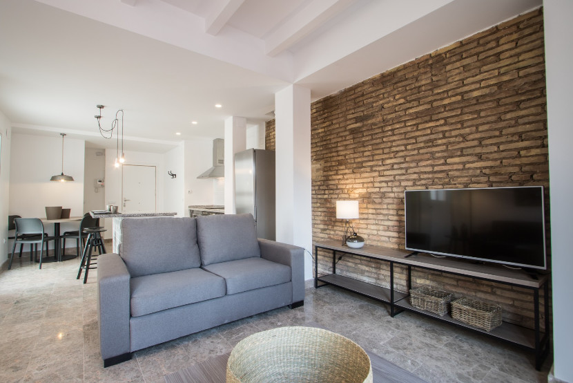 Modelo de sala de estar abierta urbana de tamaño medio con paredes blancas