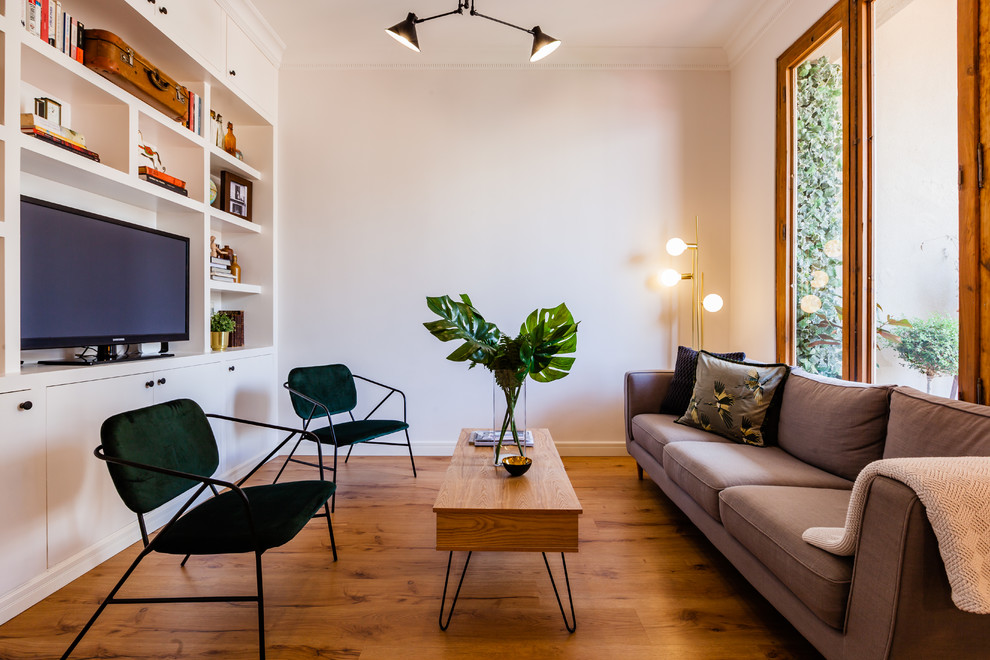 Inspiration för minimalistiska avskilda allrum, med beige väggar, mellanmörkt trägolv, en fristående TV och brunt golv