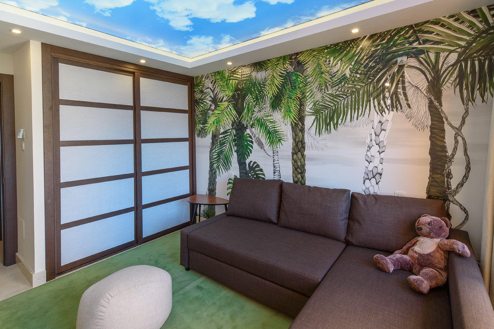 Exempel på ett litet asiatiskt avskilt allrum, med flerfärgade väggar, bambugolv och beiget golv