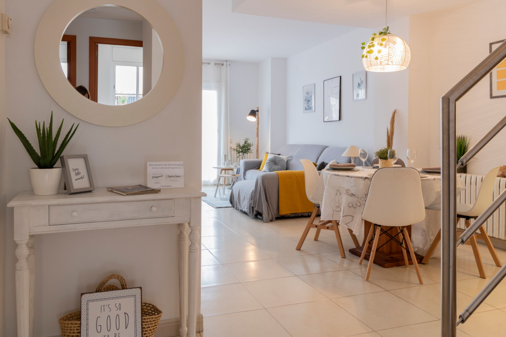 Стильный дизайн: гостиная комната среднего размера в средиземноморском стиле с белыми стенами, полом из керамической плитки и бежевым полом - последний тренд
