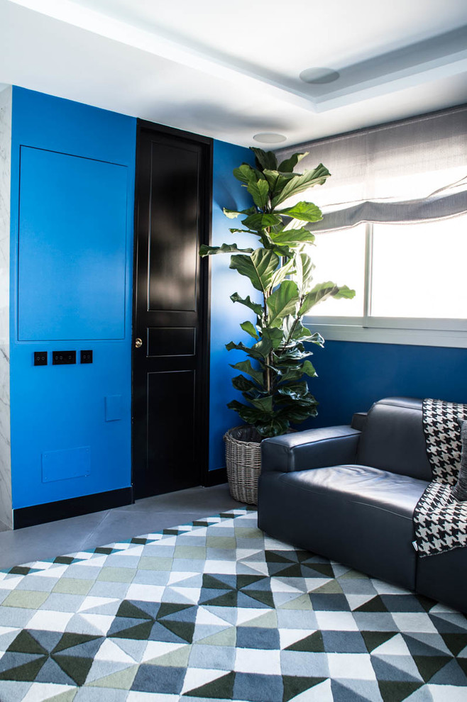 Idée de décoration pour une salle de séjour bohème avec un mur bleu.