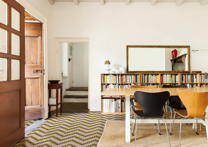 Foto de sala de estar con biblioteca abierta vintage de tamaño medio con paredes blancas y suelo marrón