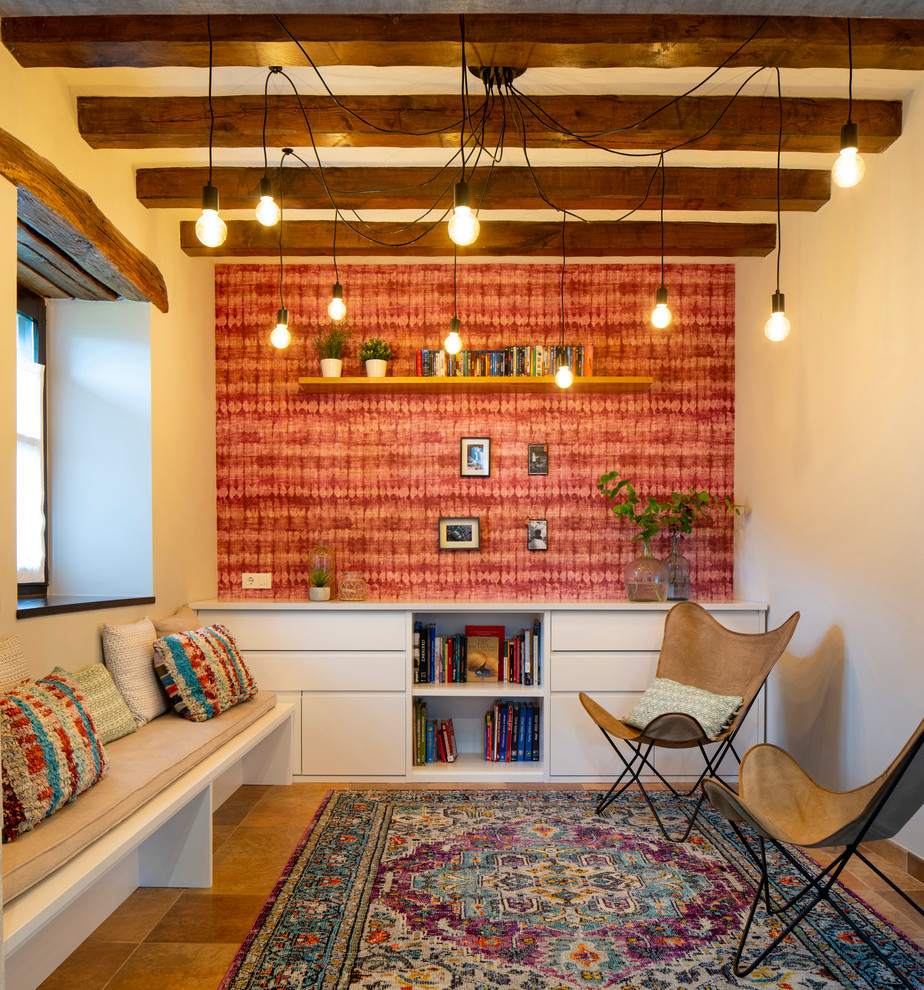 Immagine di un soggiorno mediterraneo chiuso con pareti beige e pavimento marrone
