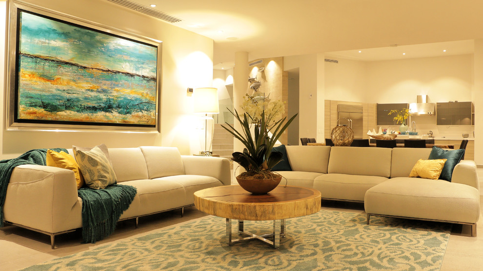 Großes, Offenes Maritimes Wohnzimmer mit weißer Wandfarbe, Keramikboden, TV-Wand und grauem Boden in Sonstige