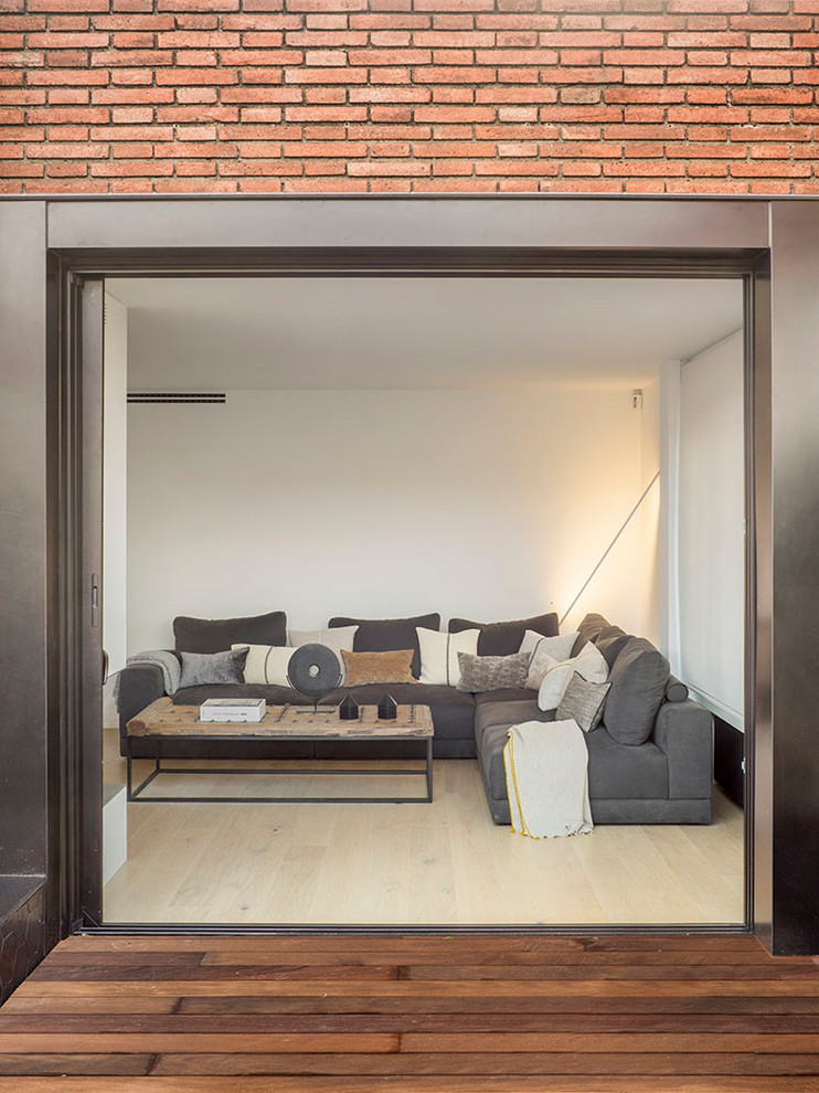 Foto de sala de estar contemporánea de tamaño medio con paredes blancas y suelo de madera clara