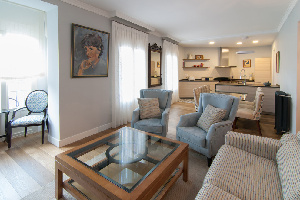 Imagen de sala de estar tradicional renovada de tamaño medio
