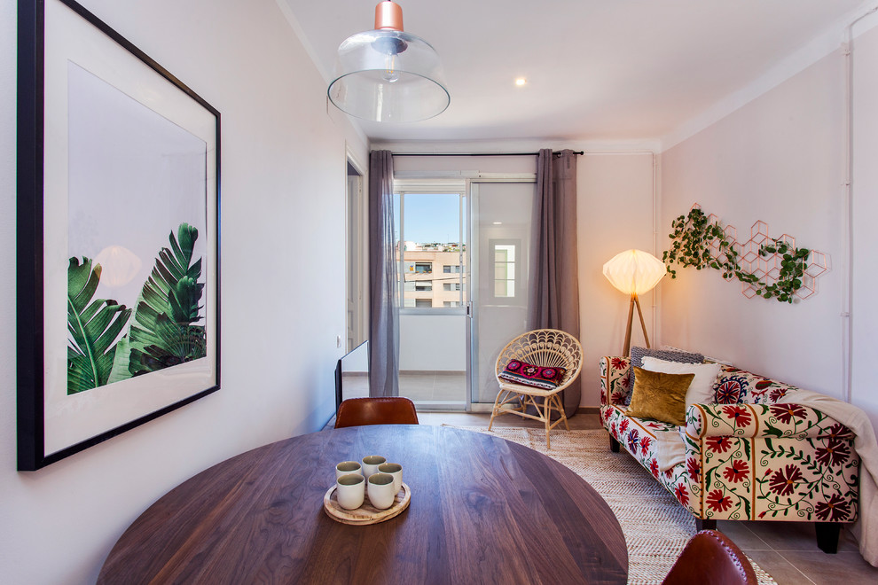 Kleines, Abgetrenntes Mediterranes Wohnzimmer mit weißer Wandfarbe in Barcelona