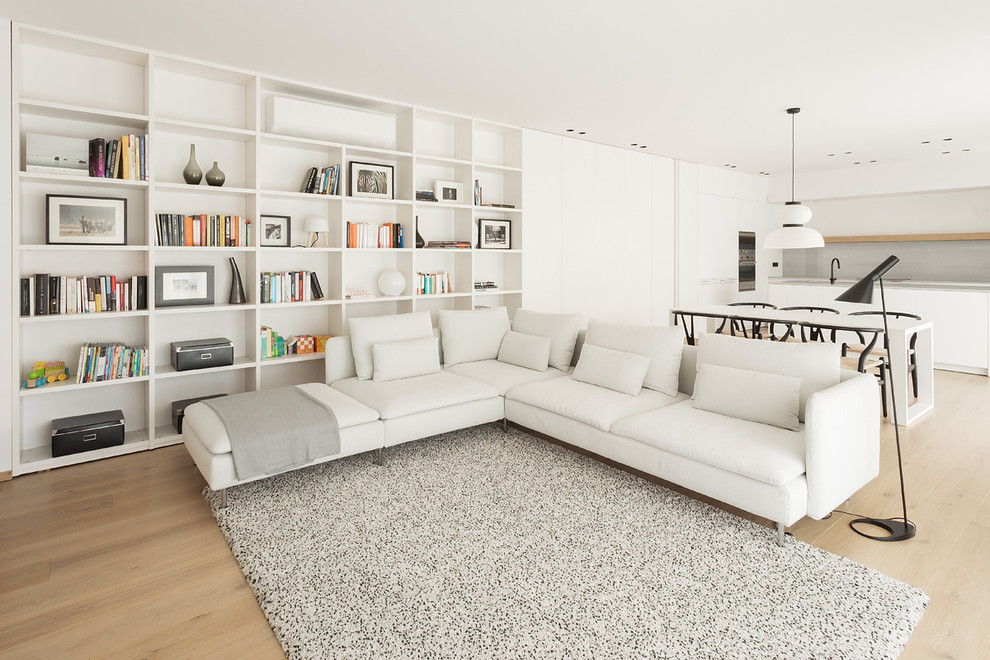 Cette photo montre une salle de séjour moderne ouverte avec un mur blanc, parquet clair et un sol beige.