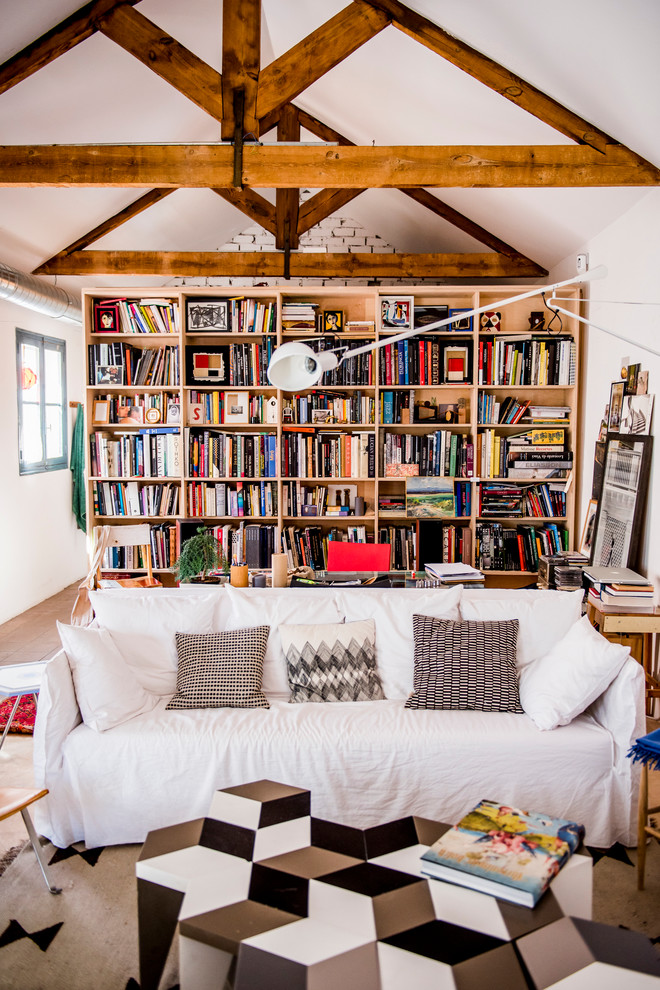 Diseño de sala de estar con biblioteca cerrada bohemia de tamaño medio sin chimenea y televisor con paredes blancas