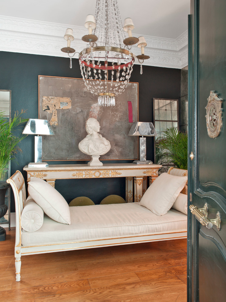 Ejemplo de sala de estar abierta clásica de tamaño medio sin chimenea con paredes multicolor y suelo de madera en tonos medios