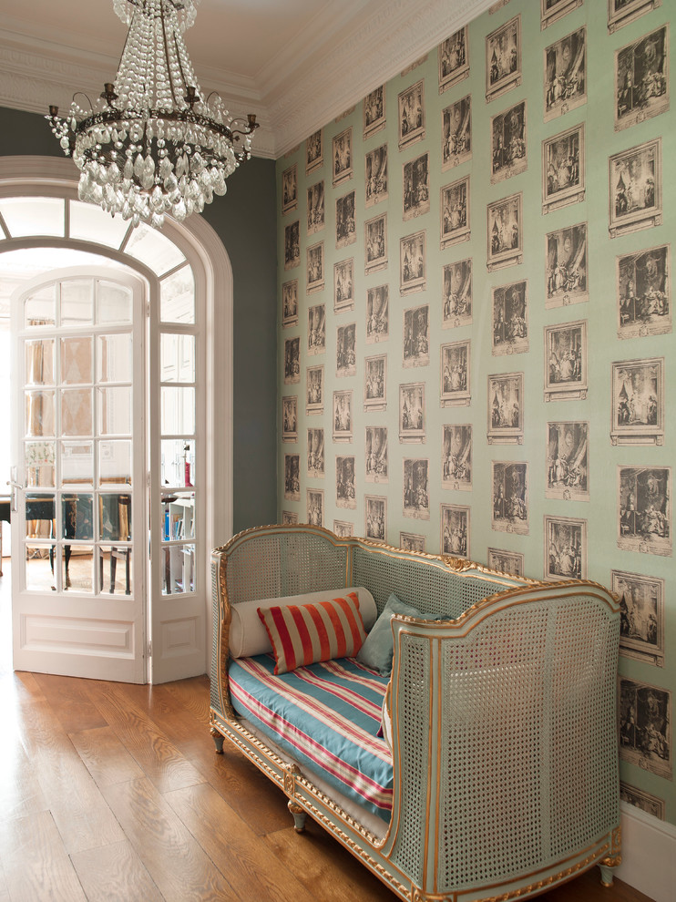 Foto de sala de estar abierta tradicional de tamaño medio con paredes multicolor y suelo de madera en tonos medios