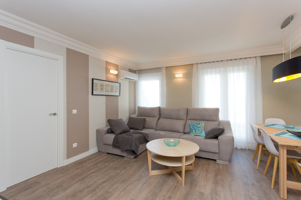 Idée de décoration pour une salle de séjour nordique de taille moyenne et ouverte avec un mur beige, un sol en bois brun et aucune cheminée.