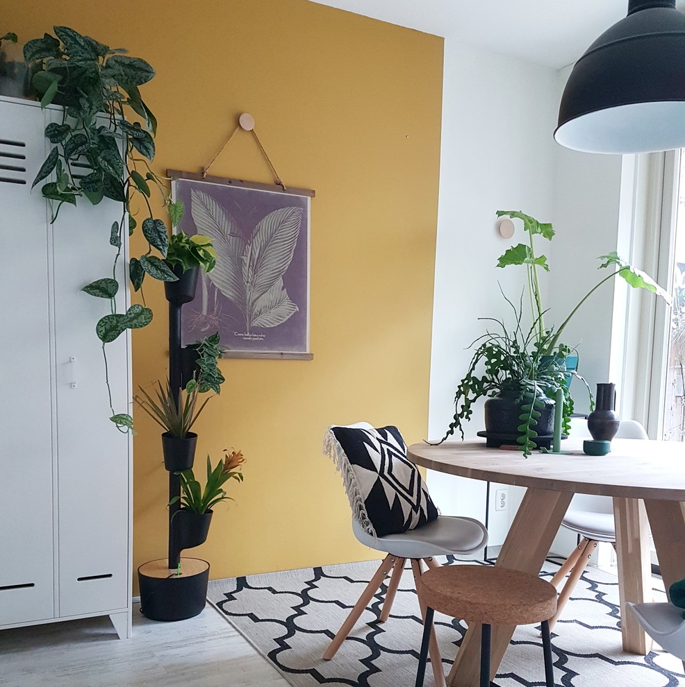 Foto di un soggiorno contemporaneo con pareti gialle