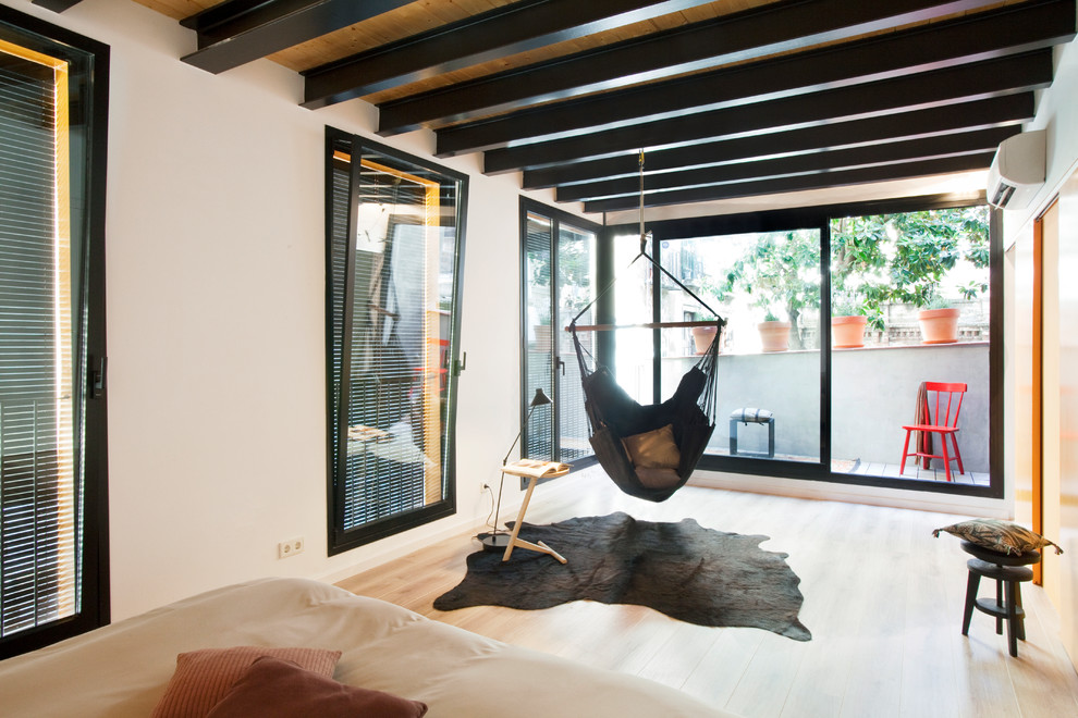 Modelo de sala de estar actual grande con paredes blancas y suelo de madera en tonos medios
