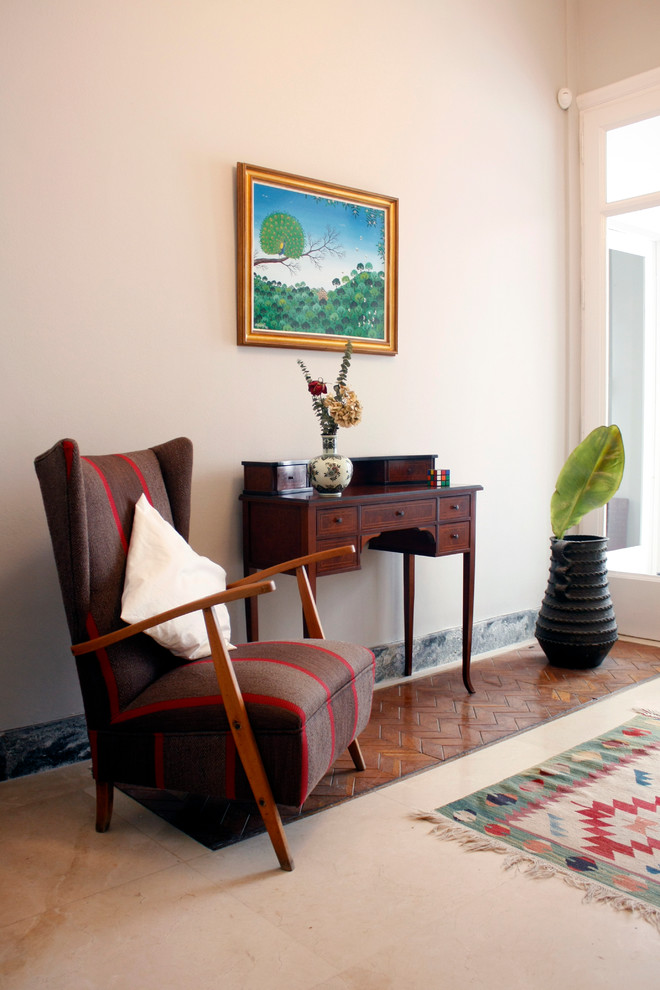 Modelo de sala de estar cerrada vintage pequeña sin chimenea y televisor con paredes rosas y suelo de madera en tonos medios