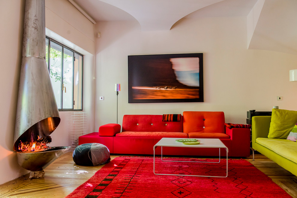 Свежая идея для дизайна: изолированная гостиная комната среднего размера в современном стиле с белыми стенами, паркетным полом среднего тона и стандартным камином без телевизора - отличное фото интерьера