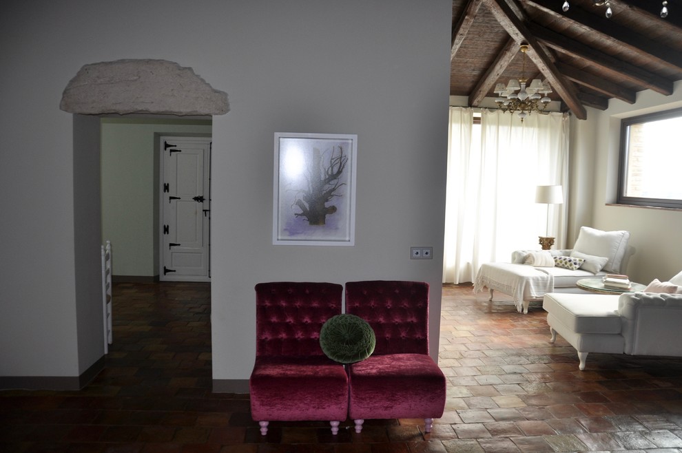 На фото: открытая гостиная комната среднего размера в стиле кантри с полом из терракотовой плитки без камина, телевизора с