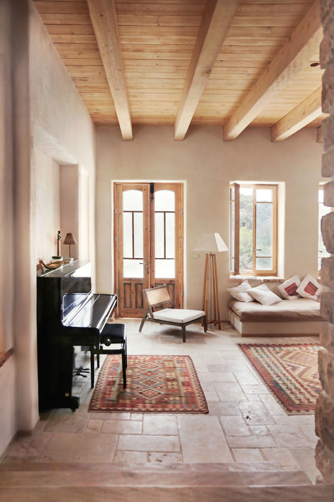 Diseño de sala de estar campestre de tamaño medio con paredes blancas y suelo de piedra caliza