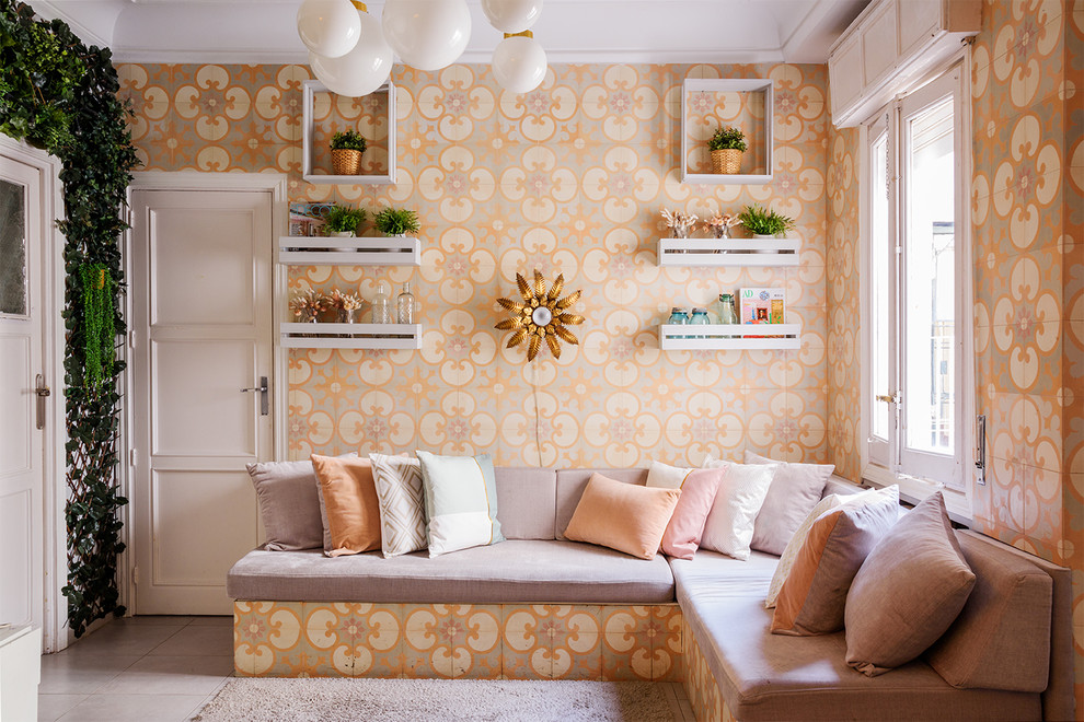 На фото: маленькая гостиная комната в стиле фьюжн с разноцветными стенами без телевизора для на участке и в саду