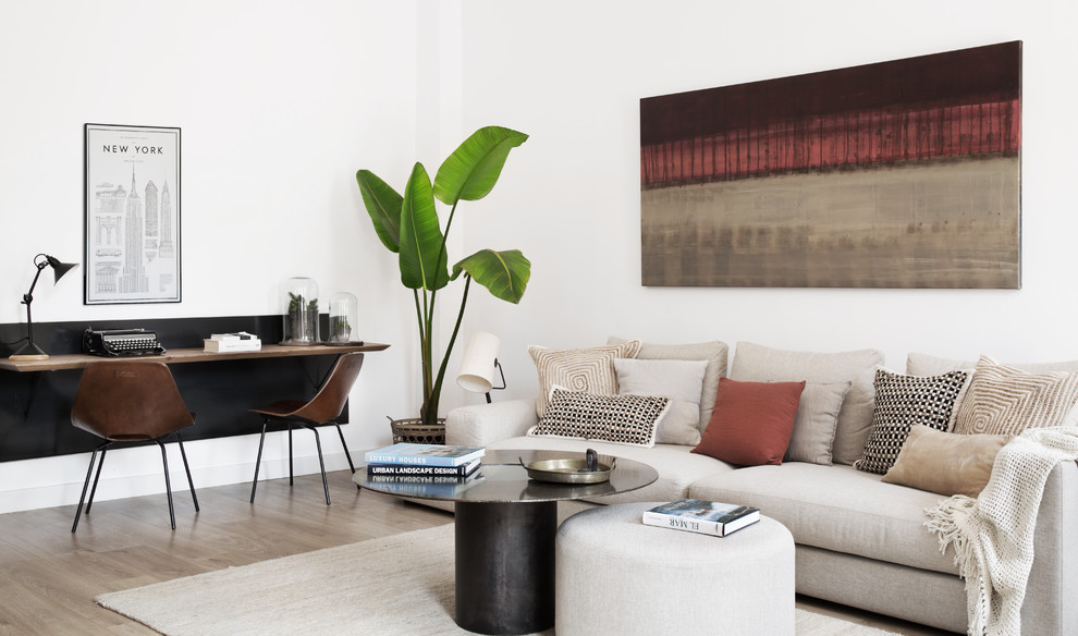 Fernseherloses Skandinavisches Wohnzimmer ohne Kamin mit weißer Wandfarbe und braunem Holzboden in Barcelona
