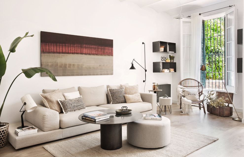 Ejemplo de sala de estar abierta escandinava de tamaño medio sin chimenea con paredes blancas y suelo de madera clara
