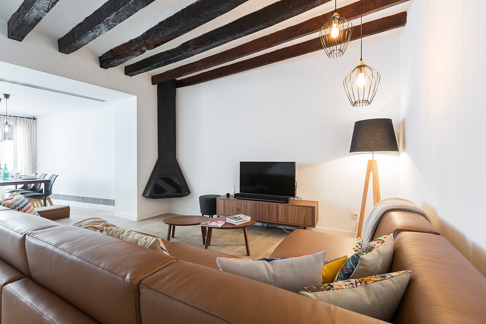 Foto de sala de estar abierta vintage de tamaño medio con paredes blancas, suelo de baldosas de cerámica, chimenea de esquina y televisor independiente