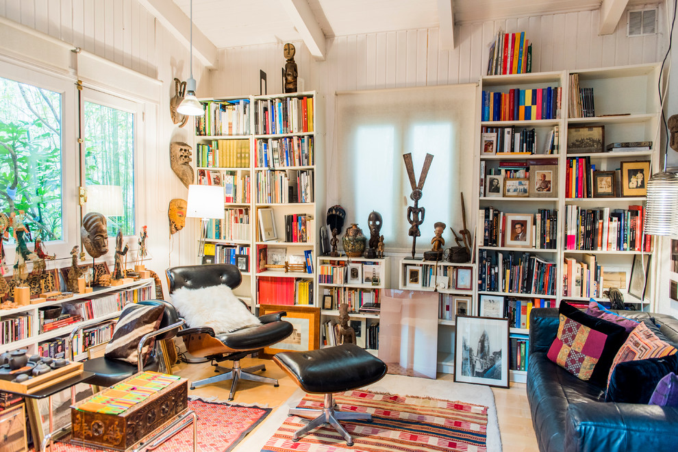 Diseño de sala de estar con biblioteca cerrada bohemia de tamaño medio sin chimenea y televisor con paredes blancas y suelo de baldosas de cerámica