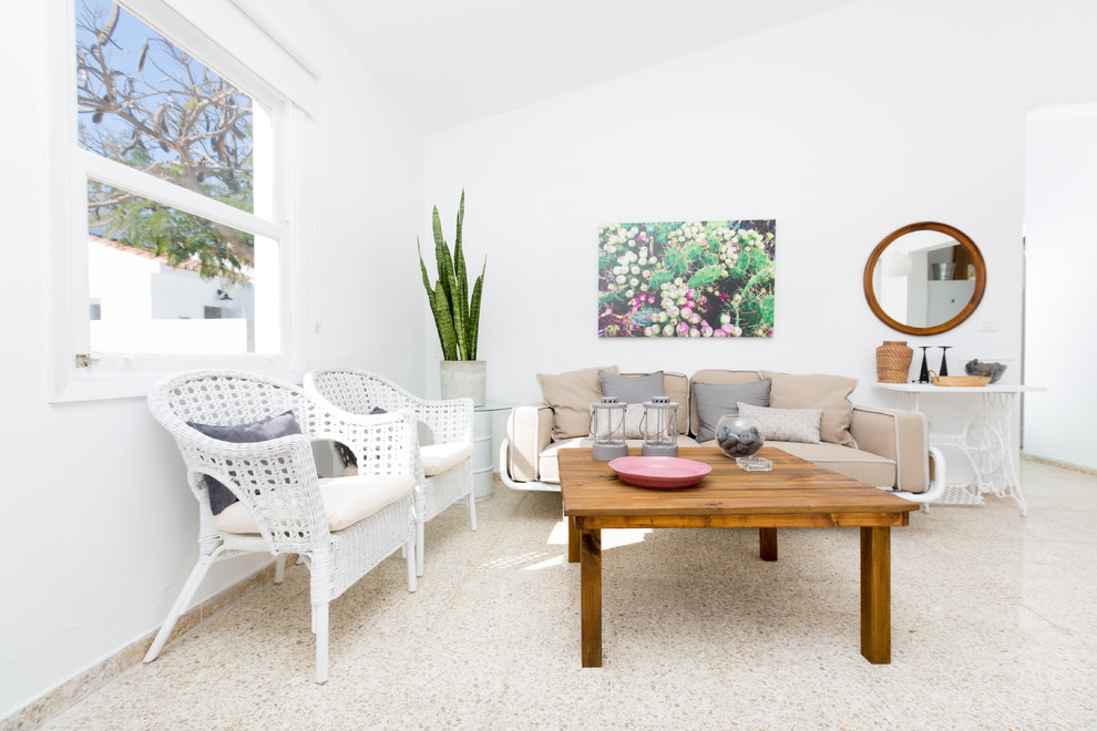 Imagen de sala de estar abierta mediterránea grande sin chimenea y televisor con paredes blancas y suelo de baldosas de cerámica