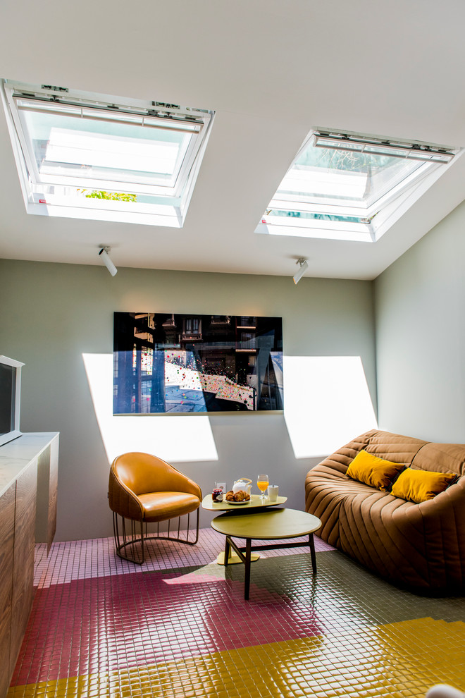 Kleines, Offenes Nordisches Wohnzimmer ohne Kamin mit grüner Wandfarbe und freistehendem TV in Madrid