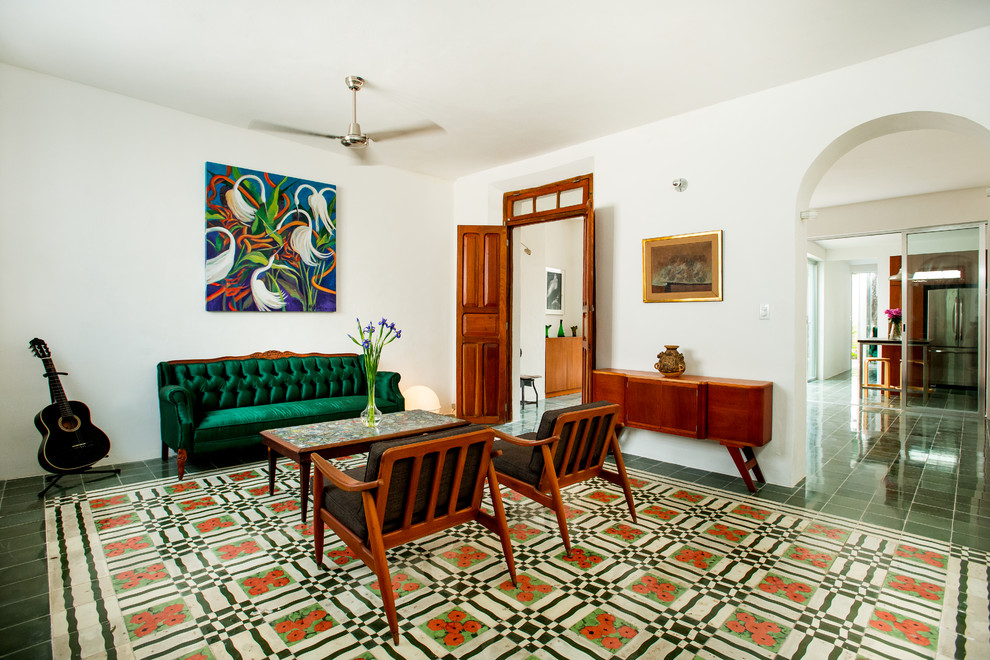 Идея дизайна: гостиная комната в средиземноморском стиле с белыми стенами и зеленым полом