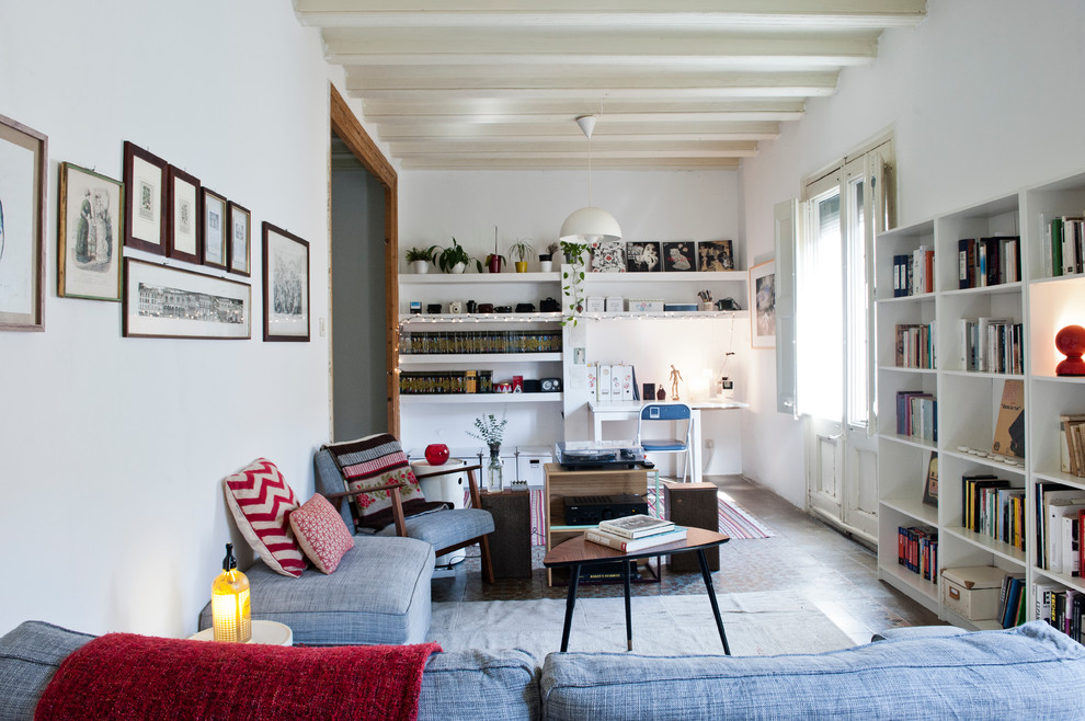Modelo de sala de estar con biblioteca cerrada mediterránea de tamaño medio sin chimenea y televisor con paredes blancas