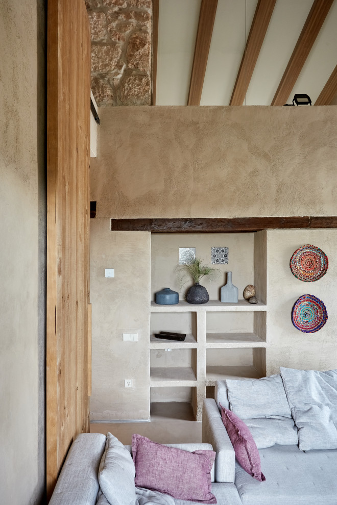 Источник вдохновения для домашнего уюта: гостиная комната в средиземноморском стиле