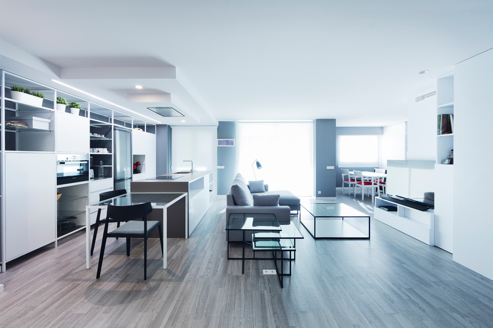 Foto di un piccolo soggiorno contemporaneo aperto con pareti bianche, pavimento in legno massello medio e TV autoportante