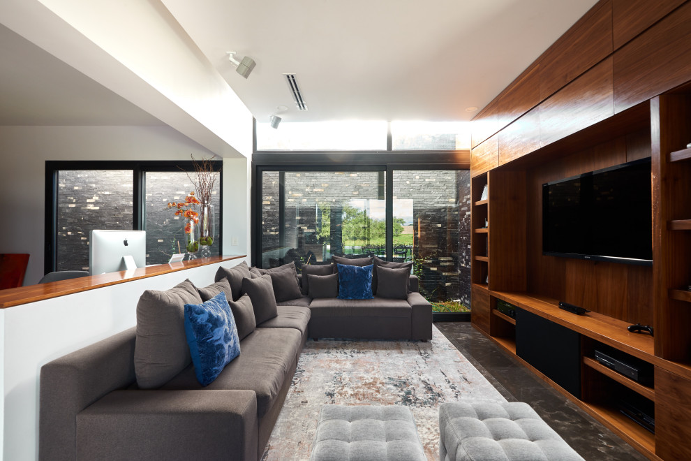 Immagine di un soggiorno design di medie dimensioni e aperto con pareti bianche, pavimento in marmo, TV a parete e pavimento grigio