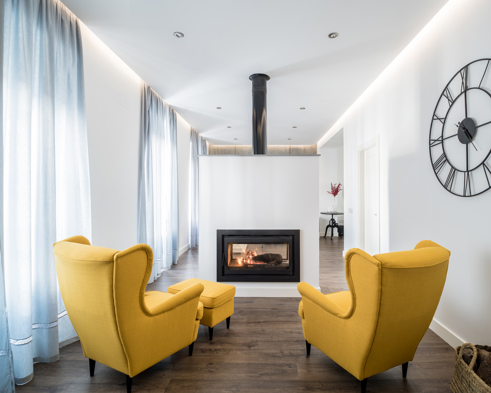 Diseño de sala de estar con biblioteca abierta contemporánea de tamaño medio sin televisor con paredes blancas, suelo de madera oscura, chimenea de doble cara y marco de chimenea de metal