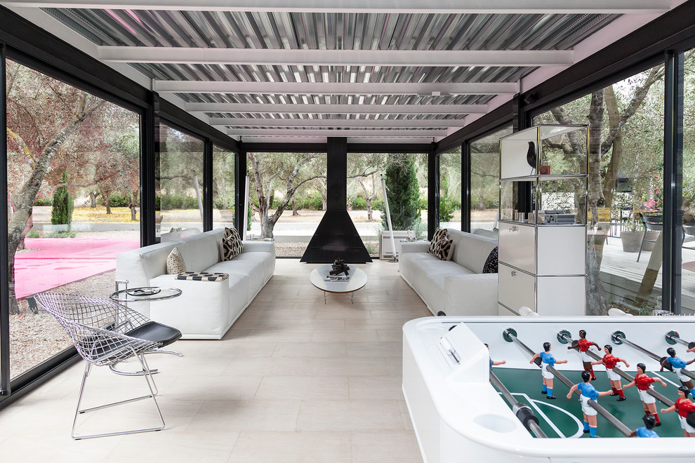 Großes, Fernseherloses, Offenes Industrial Wohnzimmer mit Keramikboden und Hängekamin in Palma de Mallorca