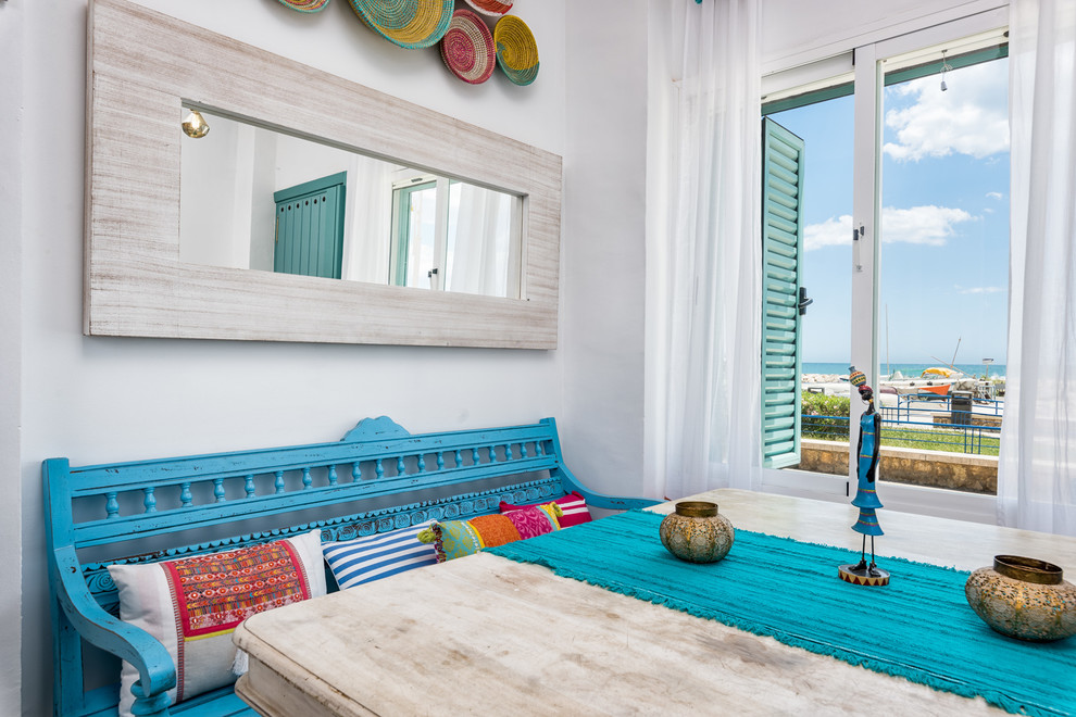 Идея дизайна: открытая гостиная комната среднего размера в морском стиле с белыми стенами без камина, телевизора