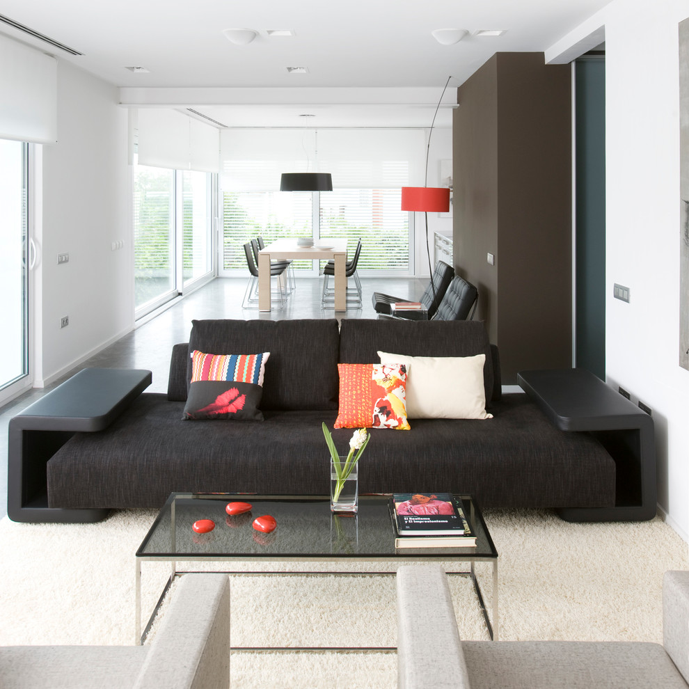 Идея дизайна: большая изолированная гостиная комната в современном стиле с коричневыми стенами без камина, телевизора