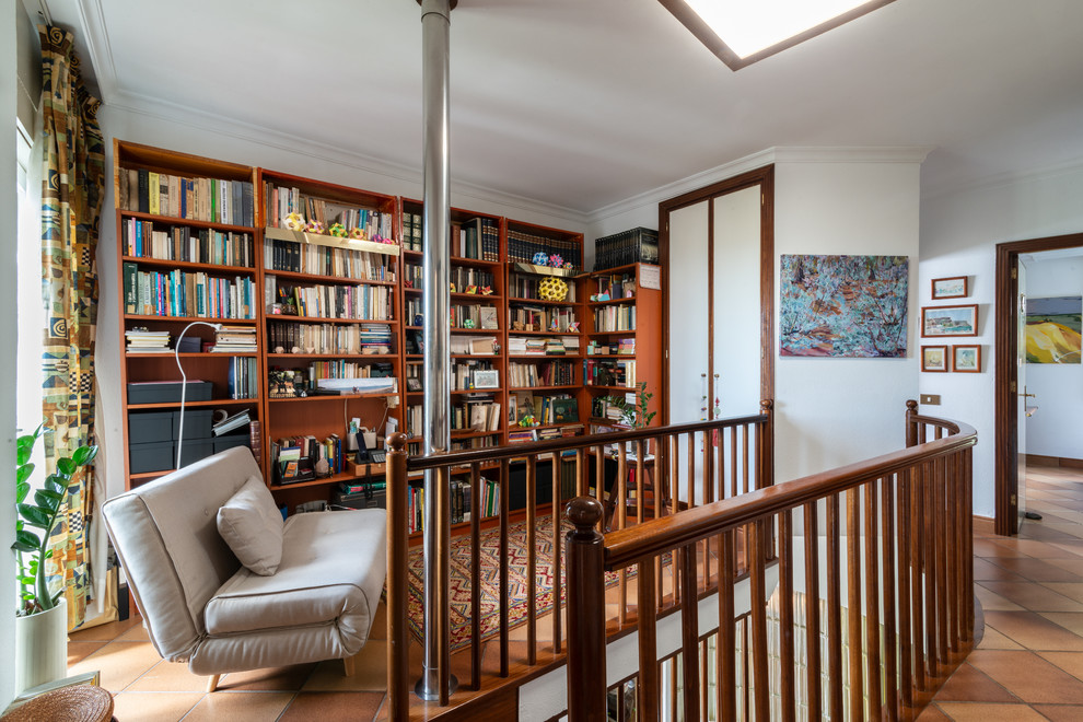 Foto de sala de estar clásica renovada sin televisor con paredes blancas, suelo de baldosas de terracota y suelo rojo