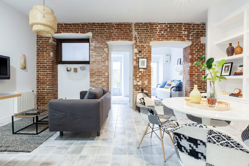 Offenes, Mittelgroßes Industrial Wohnzimmer mit weißer Wandfarbe, TV-Wand und grauem Boden in Madrid