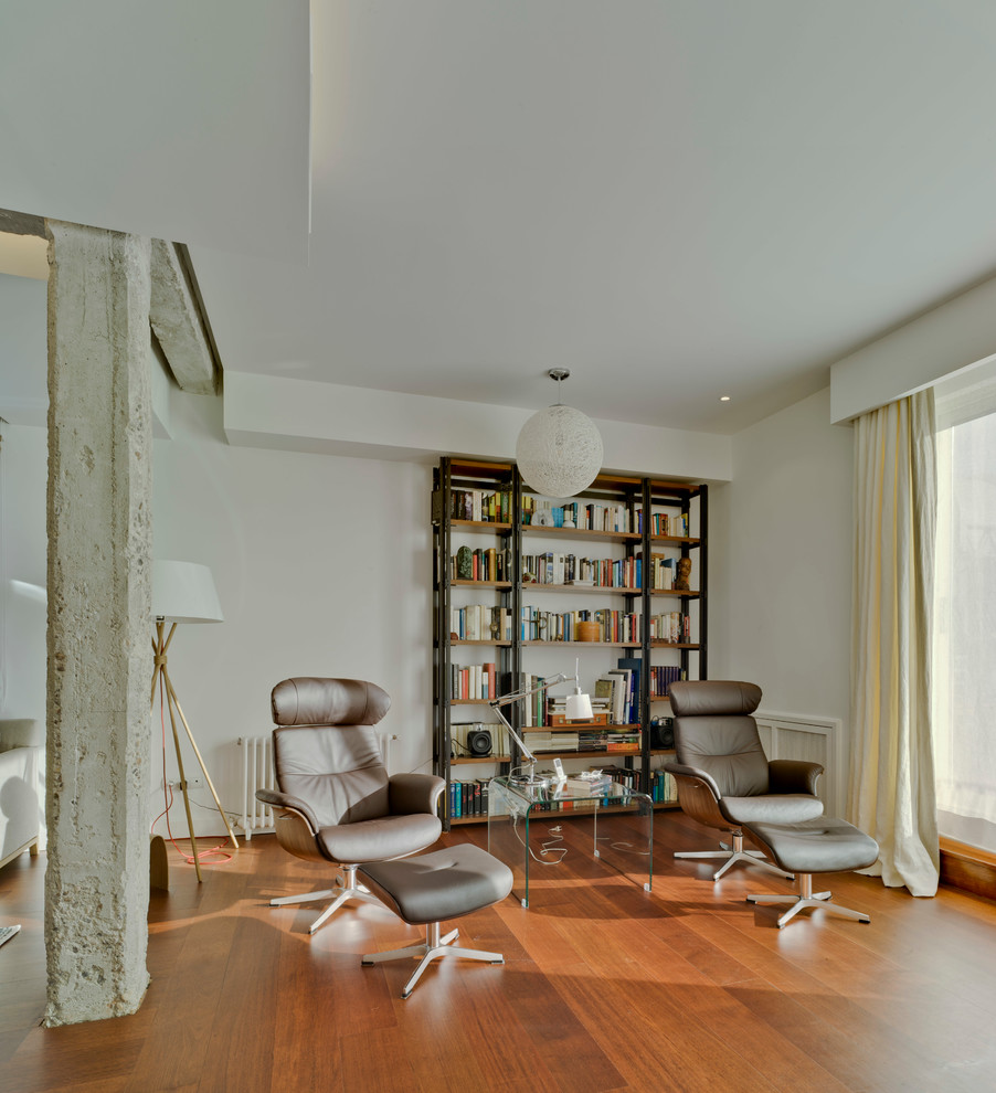 Ejemplo de sala de estar con biblioteca abierta clásica renovada de tamaño medio sin chimenea y televisor con paredes blancas y suelo de madera en tonos medios