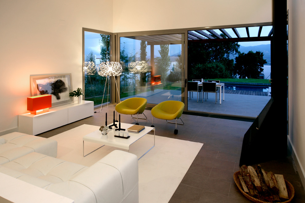 Diseño de sala de estar cerrada contemporánea de tamaño medio sin televisor con paredes blancas, suelo de baldosas de cerámica y chimenea de doble cara