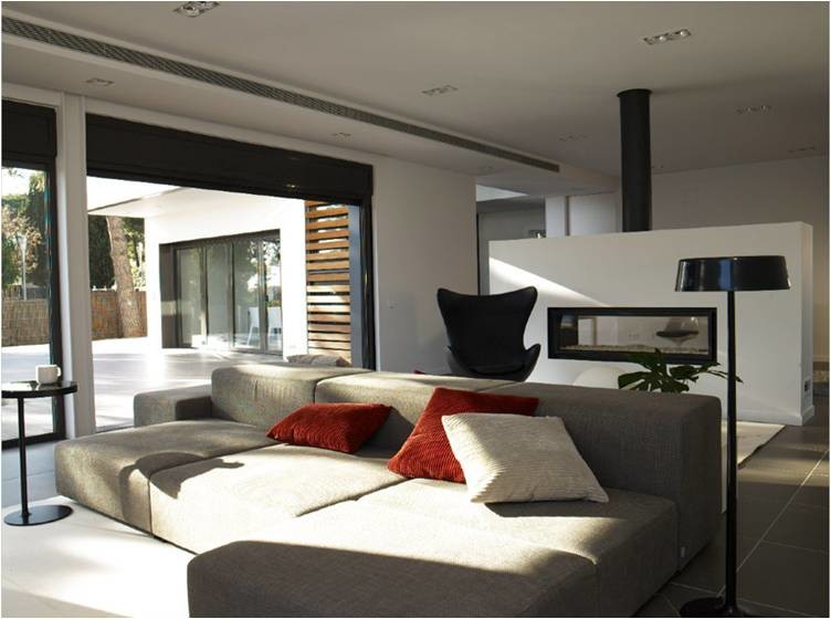 Idee per un grande soggiorno minimalista aperto con pareti bianche, pavimento in gres porcellanato, camino bifacciale, cornice del camino in intonaco e TV a parete
