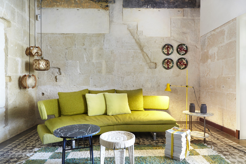 Foto di un piccolo soggiorno mediterraneo con pareti beige